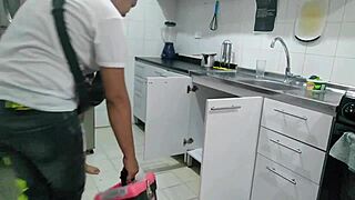 मैंने प्लंबर को पाइप ठीक करने बुलाया लेकिन उसने मेरी बड़ी गांड मारी