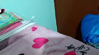 frotando mi pequeña verga sobre su coño rosado apretado 😏