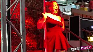 ¿Qué tal si esa chica gorda del público sube al escenario y le ponen cera?