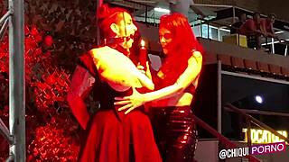 क्या वो मोटी लड़की स्टेज पर चढ़े और मोमबत्ती डाले?