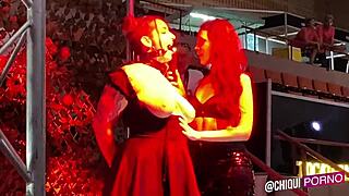 क्या वो मोटी लड़की स्टेज पर चढ़े और मोमबत्ती डाले?