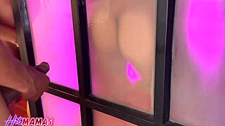 Milf arretada realiza fantasia de fazer sexo grupal com 3 caras