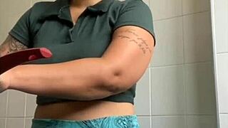 I love flashing my swollen pussy 😍