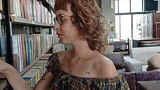 comi a mina da biblioteca no pelo, ela molhada e gemendo alto.