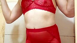 cdzinha de lingerie mostrando o pintinho