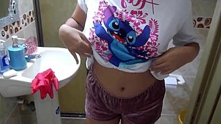 La empleada del servicio inmigante acepta chupar verga a cambio de dinero