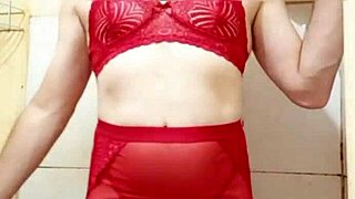 cdzinha de lingerie mostrando o pintinho