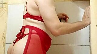 cdzinha de lingerie mostrando o pintinho