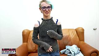 Glej Ravenino mokro pičko prstano in rit jebano!