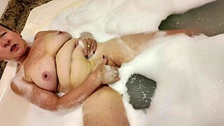 fodendo uma senhora de 58 anos com forca dentro da hidromassagem