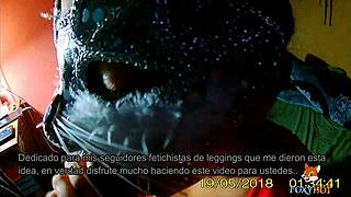 Latina toont gedetailleerde leggings fetish voor fans