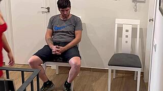 Se La Chupo Al Señor En La Sala De Espera