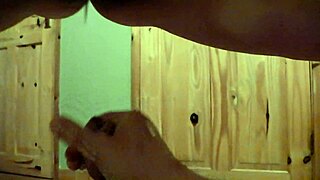 서로 오줌 싸보니 얼굴 입에 튀네