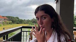 אוכל פיצה עם זרע על הפנים בקפה ציבורי