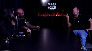 カルロス・ウラックがカップルのヒントをシェアするが、支配的な側面が現れ、この異人種カックオールド屈辱で