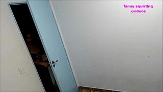 Funcionária da limpeza chupa doutor escondido durante consulta