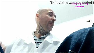 Funcionária da limpeza chupa doutor escondido durante consulta