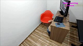 Funcionária da limpeza chupa doutor escondido durante consulta