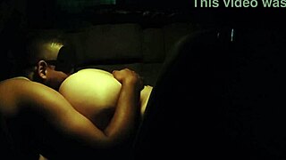 Com Tesao A Mil Gostosa Fode No Carro Estacionado Enquanto Os Pedestres Passam