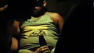 Com Tesao A Mil Gostosa Fode No Carro Estacionado Enquanto Os Pedestres Passam