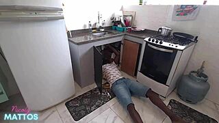 encanador neg�o fode a patroa nicoly mattos na pia da cozinha