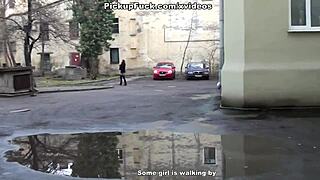 हेय, देखो ये ब्लॉन्ड एमेच्योर पिक अप होकर पॉर्च पर चूस रही है