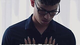 Engañando A Mi Novio Con Mi Personal Trainer De Verga Grande Mientras Lee Periódico! 💪