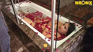 Beautiful big ass curvy Indian bhabhi gets wet pussy sex!