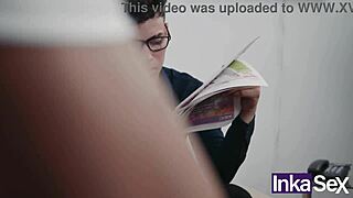 Engañando A Mi Novio Con Mi Personal Trainer De Verga Grande Mientras Lee Periódico! 💪