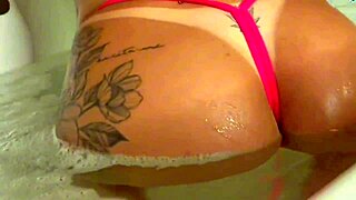 não aguentei e gozei rápido mas continuei fodendo a bucetinha apertada da kevlyn santos na banheira