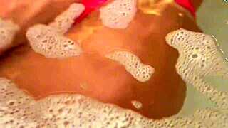 não aguentei e gozei rápido mas continuei fodendo a bucetinha apertada da kevlyn santos na banheira