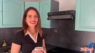 Joy coquine en manque se poutrer par une belle bite