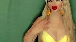 i'm lost in the stars, watchin this music clip with a belly dancin goddess who has glasses and long nails, it's so amazin and fetishy