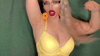 i'm lost in the stars, watchin this music clip with a belly dancin goddess who has glasses and long nails, it's so amazin and fetishy