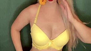 i'm lost in the stars, watchin this music clip with a belly dancin goddess who has glasses and long nails, it's so amazin and fetishy