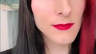 Watch the oiled tranny fuck that fat dildo!