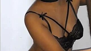 Negrita flaca mamadora sacandole la leche a tremenda verga 😏