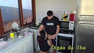 macetei a empregada na cozinha escondido da minha esposa