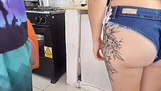 Dona De Casa Casada Com Shortinho Jeans Recebe O Encanador