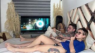 La mejor amiga de mi novia chupa mi verga cuando cuando ella se distrae