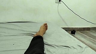 Hermosa latina venezolana de culo grande me hace un baile sexy terminamos follando en la sala de mi casa