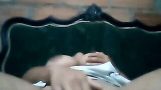 joven tetona latina tímida masturbándose