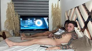 La mejor amiga de mi novia chupa mi verga cuando cuando ella se distrae