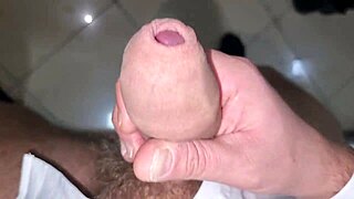 Sega Ragazzo Sexy SBORRATA Intensa e Cazzo Enorme Italiano - Geme e Gode Segandosi Fino a SBORRARE Col Suo Grosso Pisello