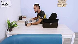 Provoco Al Mejor Amigo De Mi Esposo Que Lo Espera En La Sala Mientras El Trabaja