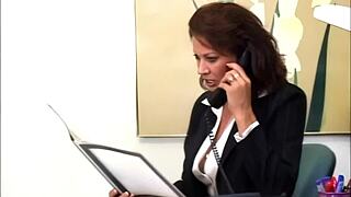 vanessa fucks her boss 😏