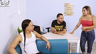 Provoco Al Mejor Amigo De Mi Esposo Que Lo Espera En La Sala Mientras El Trabaja