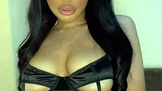 Hey, this horny British slut is masturbating solo!