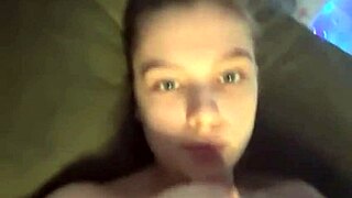 Sento il suo grosso culo in faccia mentre si dita la figa con passione