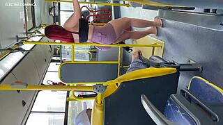 LEVEI A MINHA EMPREGADA PARA A MINHA CASA OLHA OQUE ELA FEZ NO ÔNIBUS A BUNDA DELA É UMA DELÍCIA